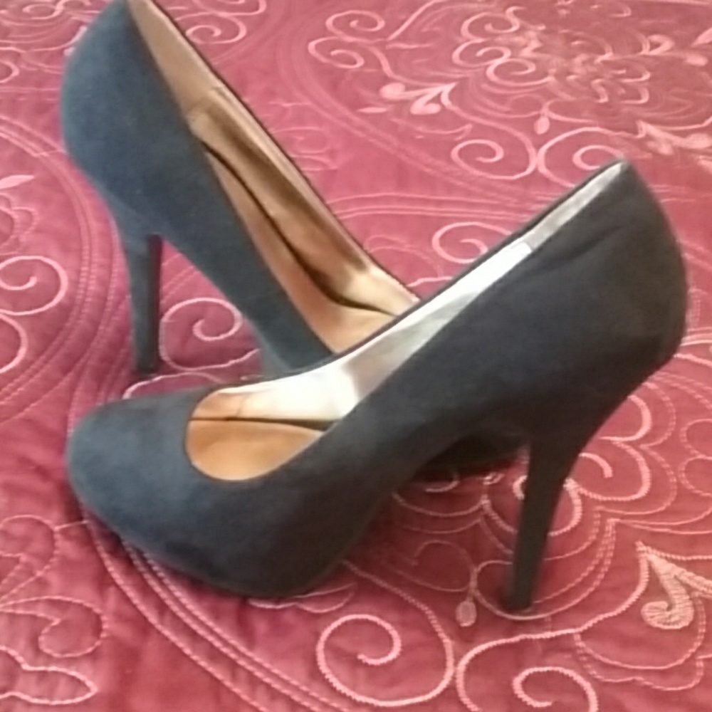 Mossimo black velvet pumps